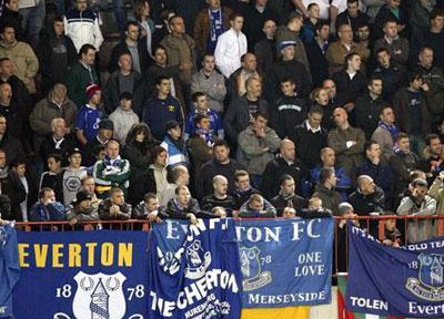 I-tifosi-dell'-Everton-protestano-contro-la-società.-Cordoglio-e-indagini-per-il-fan-gallese-morto-a-Wembley..jpg